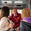 Mujeres hablando con el conductor de Big Bus Tours Dublín