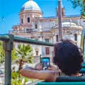 Frau, die ein Foto vom Big Bus Tours Rom-Bus macht