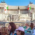 Big Bus Tours Rom fährt am Altare Della Patria vorbei.