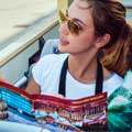 Mädchen liest Big Bus Tours Rom-Karte