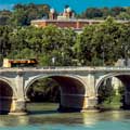 Big Bus Tours Rom überquert die Brücke