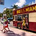 Leute, die Big Bus Tours Miami verlassen
