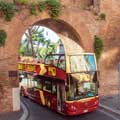 Big Bus Tours kommt durch den Tunnel in Rom