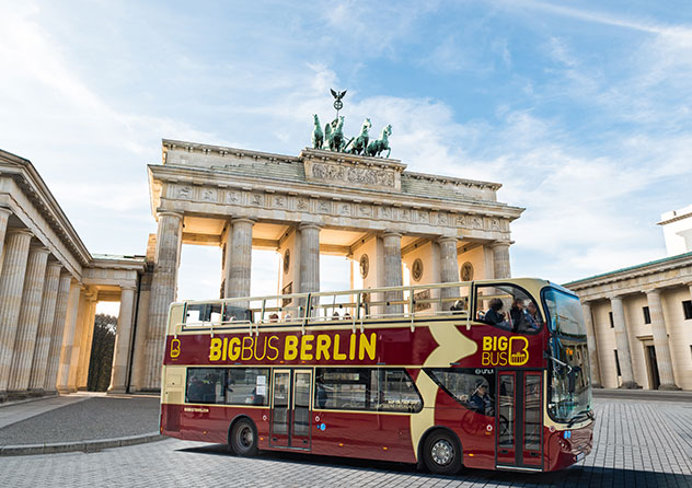 Big Bus Tours Berlin vor dem Brandenburger Tor in Berlin