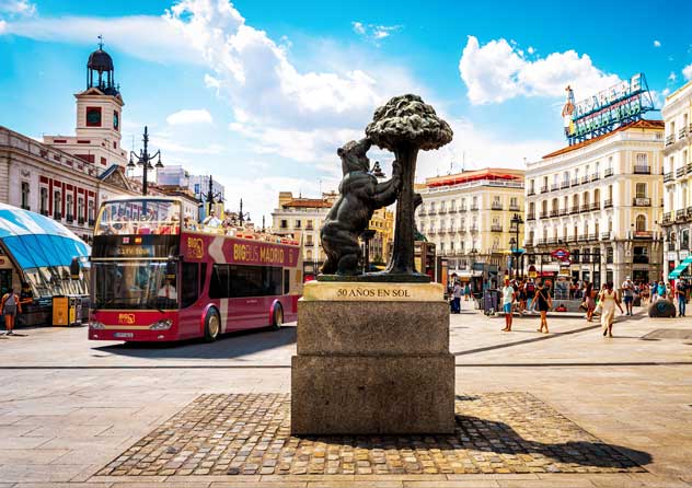 Vista de Big Bus Tours Madrid detrás de la estatua El Oso y el Madroño en Madrid, España.