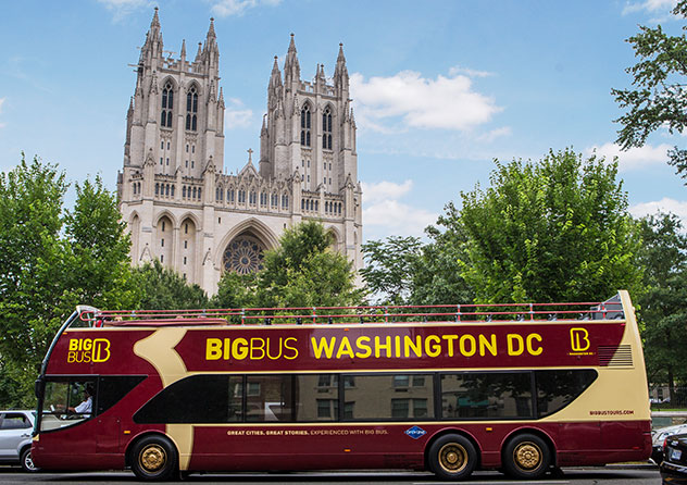 Autobús de Big Bus Tours en Washington D.C. con la catedral