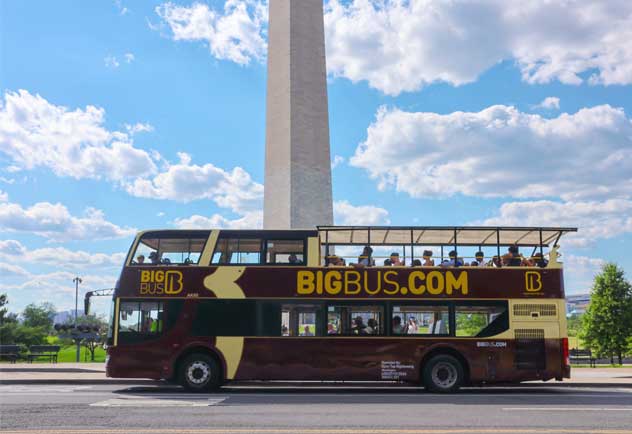 Big Bus Tours con toldo en el Monumento a Washington
