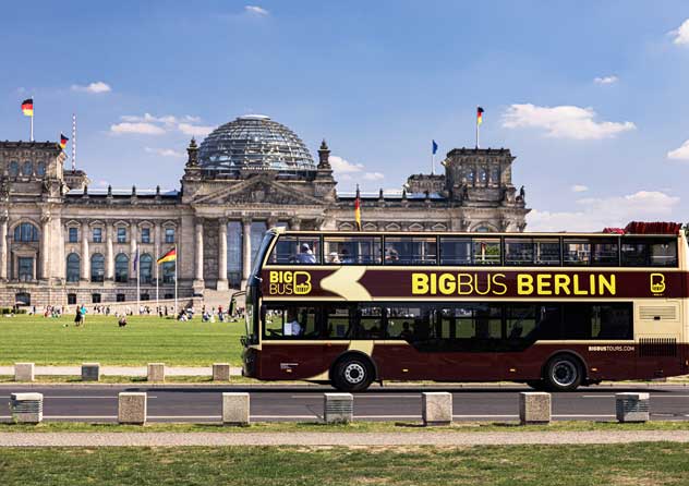 Big Bus Tours Berlin vor dem Reichstag in Berlin