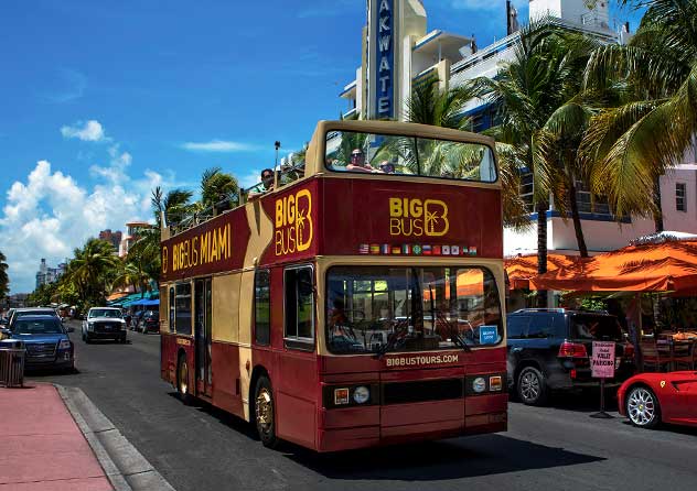 Big Bus Tours fährt den Ocean Drive in Miami entlang