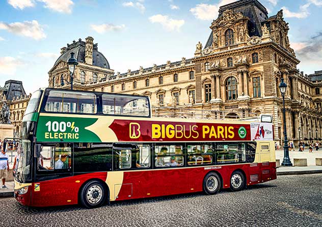 Big Bus Tours Paris à côté de la tour Eiffel