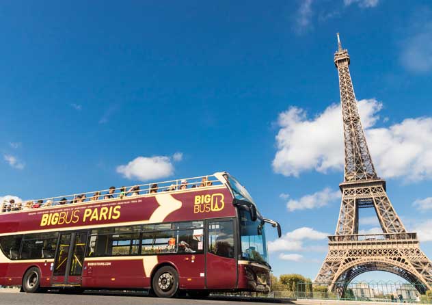 Big Bus Tours Paris à côté de la tour Eiffel