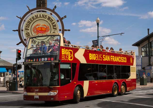 Aufnahme des Doppeldeckerbusses von Big Bus Tours am Fisherman's Wharf in San Franciso