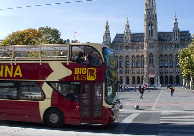 Big Bus Tours Vienna passing the Museum of Fine Arts