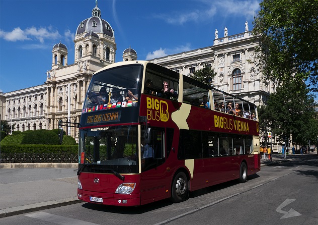 Big Bus Tours Vienna passing the Museum of Fine Arts