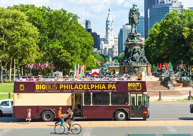 Big Bus Tours in front of Benjamin Franklin Parkway in Philadelphia