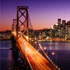 Vista nocturna de San Francisco desde el Puente de la Bahía de Oakland