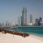 Blick auf den Strand und die Skyline in Abu Dhabi