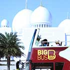 Blick auf das Äußere der Moschee mit Big Bus Tours Abu Dhabi