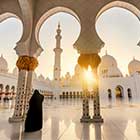 Blick auf die Kolonnaden der Scheich-Zayid-Moschee