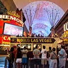 Big Bus Tours in der Fremont Street Las Vegas in der Nacht