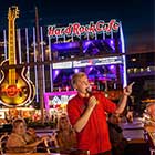 Ein Reiseführer an Bord von Big Bus Tours Las Vegas in der Nacht