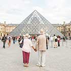 Blick auf ein Paar vor dem Louvre