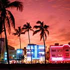 Vista de hoteles Art Deco en Miami de noche