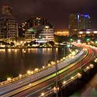 Una vista de Macarthur Causeway, Miami, de noche