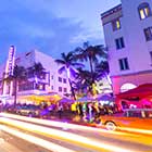 Eine Ansicht des Ocean Drive in Miami in der Nacht