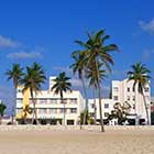 Vista de edificios Art Deco y palmeras en South Beach, Miami