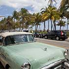 Vista de un coche antiguo en Ocean Drive, Miami