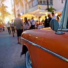 Un coche antiguo en South Beach, Miami, de noche