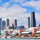 Blick auf den Navy Pier von Chicago mit Wolkenkratzern im Hintergrund