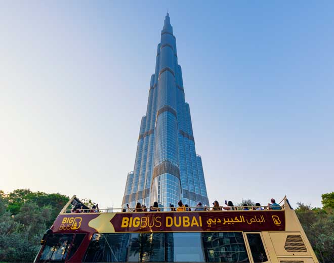 Big Bus Tours Dubai vor dem Burj Khalifa