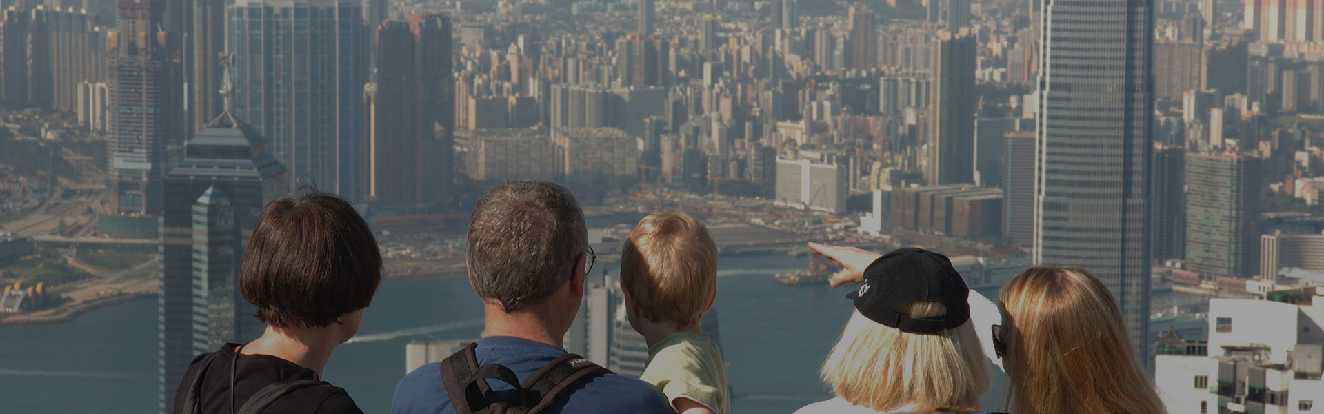 一家人正在欣賞香港美景