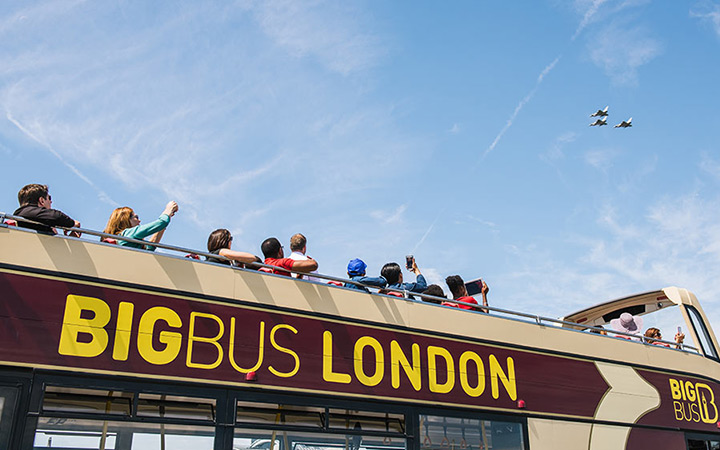 Passeggeri guardano gli aeroplani dal bus Big Bus Tours, Londra