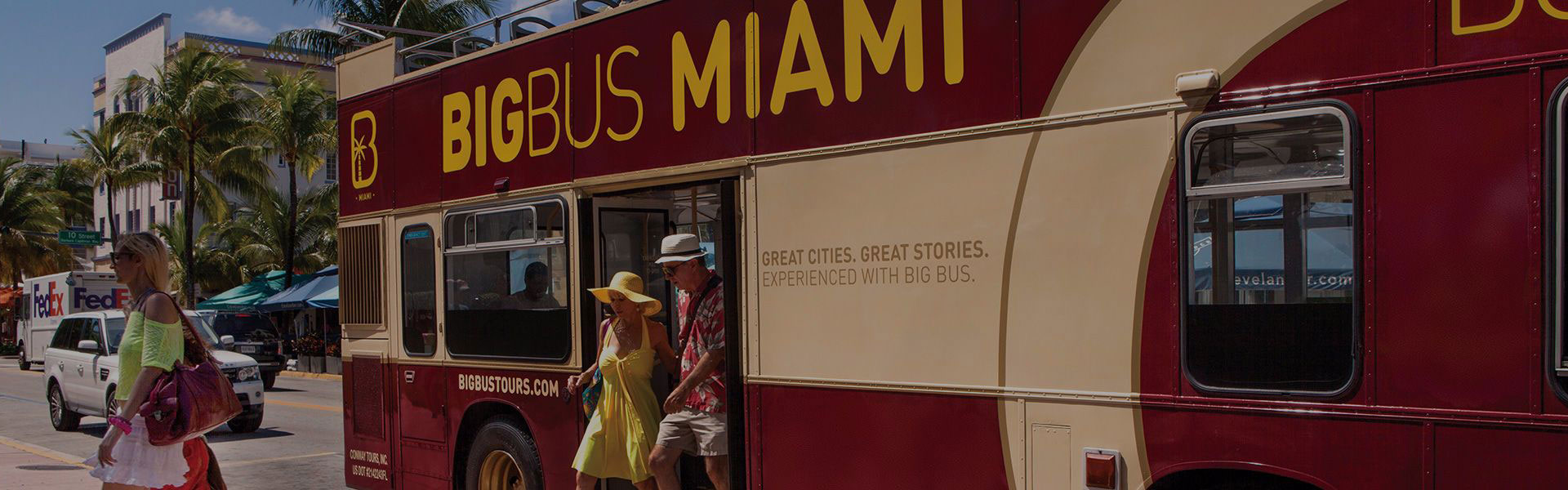 Gente bajando de un autobús de Big Bus en Miami