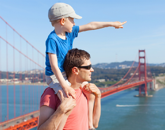 padre e hijo haciendo turismo en el puente Golden Gate