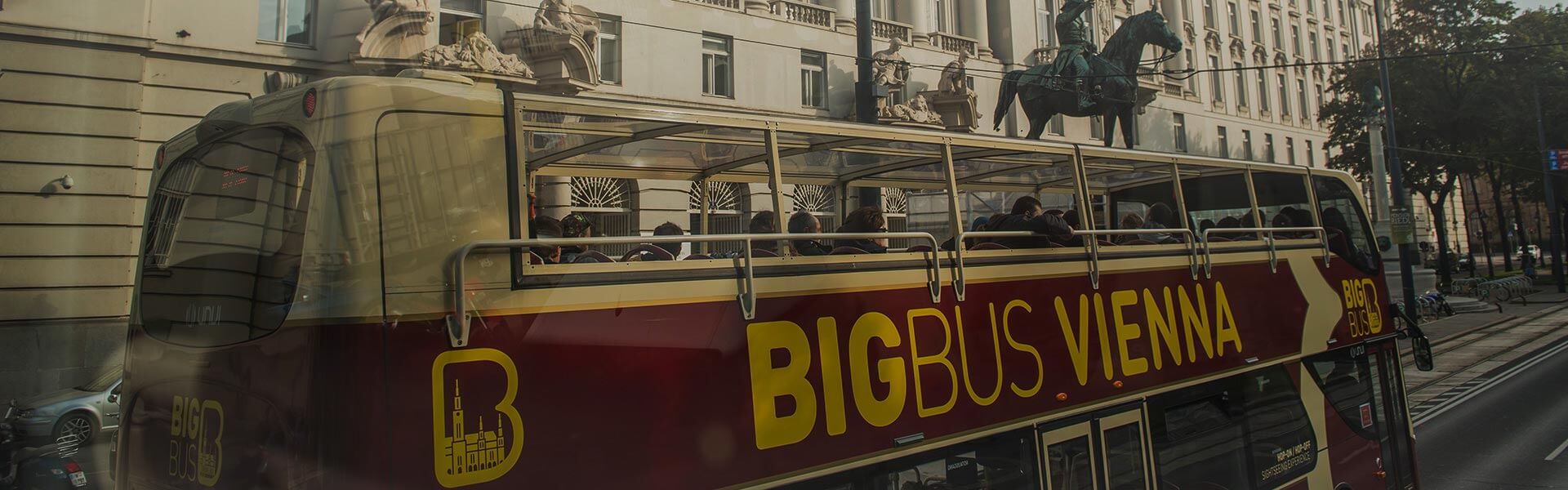 Touristen auf einer Big Bus Tour durch Wien
